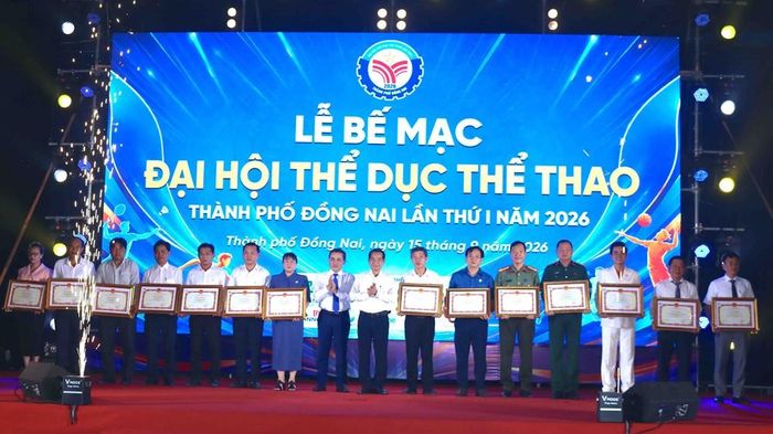 Ban tổ chức vinh danh các tập thể đã có những đóng góp nổi bật cho Đại hội