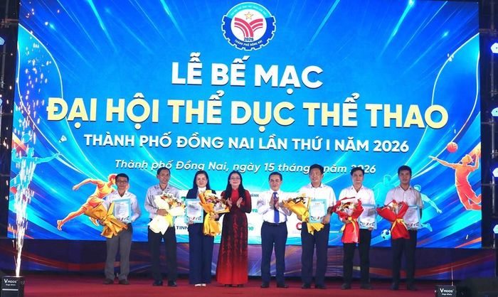 Ban tổ chức vinh danh các cá nhân đã có nhiều đóng góp cho Đại hội
