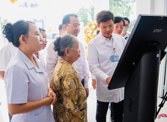 Người dân được hướng dẫn thực hiện thủ tục khám, chữa bệnh trên hệ thống điện tử
