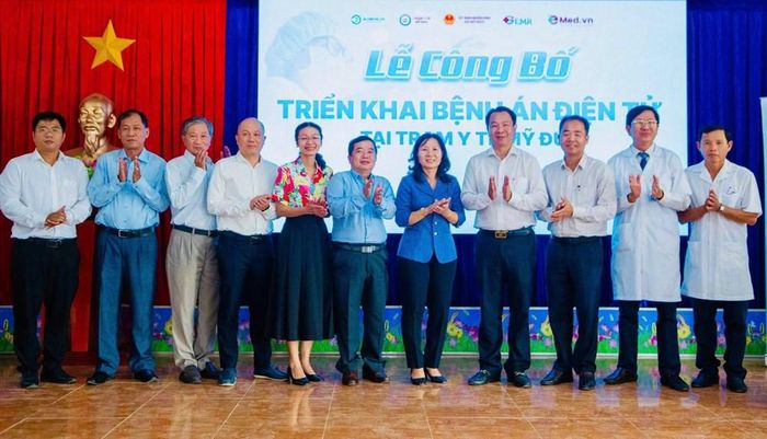 Các đại biểu tại lễ công bố đưa bệnh án điện tử vào sử dụng