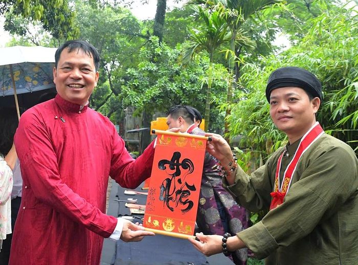 Lấy cảm hứng từ vẻ đẹp của chữ viết và không gian văn hóa Văn Miếu – Quốc Tử Giám, “Nét chữ An nhiên” giới thiệu đến công chúng nghệ thuật thư pháp Hán Nôm và thư pháp Quốc ngữ, kết hợp trình diễn, giao lưu thư pháp với biểu diễn âm nhạc dân tộc