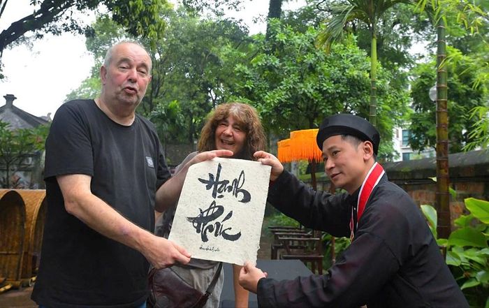 Du khách thích thú với món quà thư pháp Việt Nam