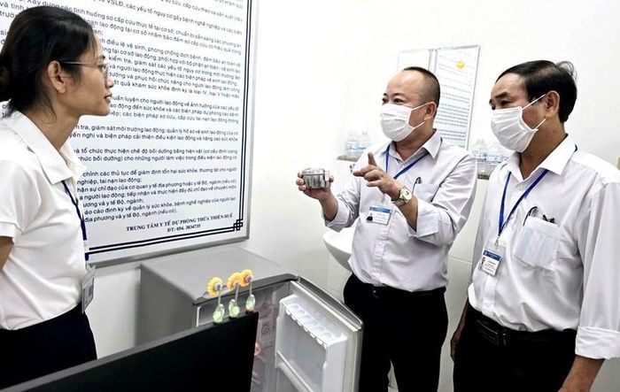 Đoàn kiểm tra của Sở Y tế TP. Huế kiểm tra quy trình lưu mẫu thực phẩm tại Công ty TNHH MSV ở Khu công nghiệp Phú Bài. Ảnh: T.Hương