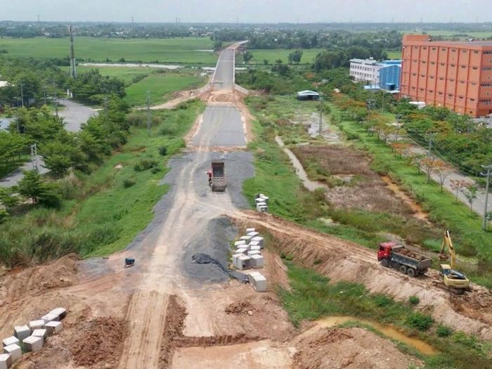 Một đoạn đường Hồ Chí Minh đang được cải tạo, nâng cấp. Ảnh: Viết Dũng