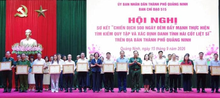 Tại hội nghị, 15 tập thể và 26 cá nhân xuất sắc trong thực hiện “Chiến dịch 500 ngày đêm đẩy mạnh thực hiện tìm kiếm, quy tập và xác định danh tính hài cốt liệt sĩ” được UBND thành phố tặng bằng khen