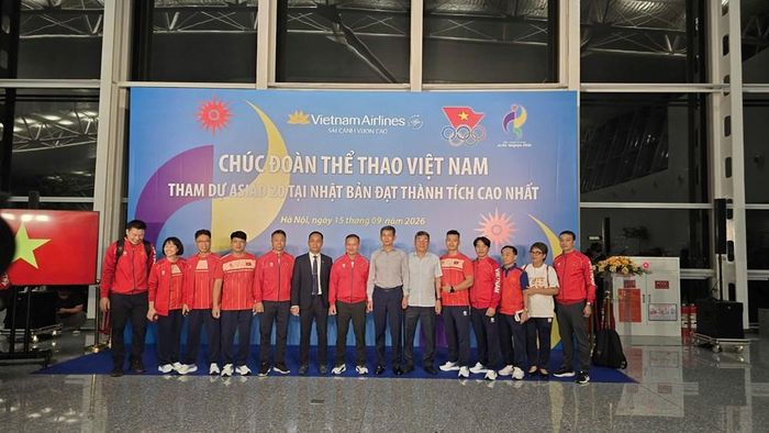 Cục trưởng Cục Thể dục Thể thao Việt Nam Nguyễn Danh Hoàng Việt, Trưởng đoàn Nguyễn Hồng Minh cùng đội ngũ bác sĩ, các cán bộ đoàn dự ASIAD 20