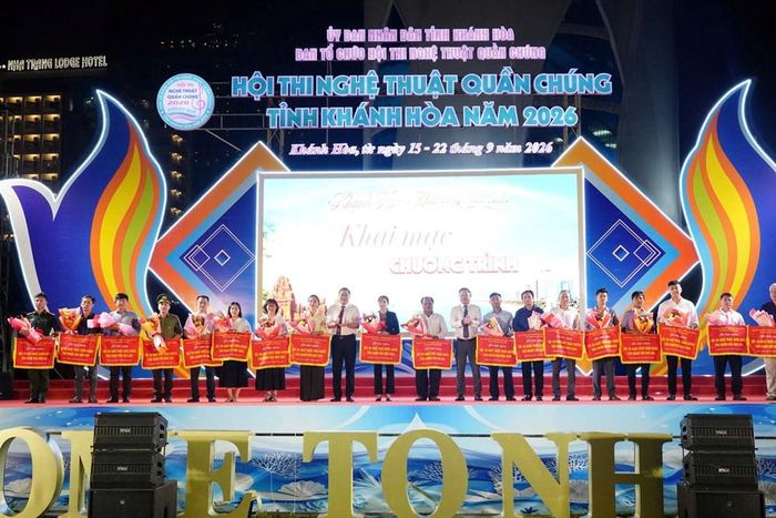 Ban tổ chức tặng hoa và cờ lưu niệm cho các đoàn tham gia hội thi