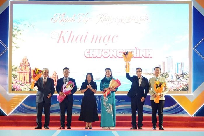 Lãnh đạo Sở VHTTDL tặng hoa cho Ban giám khảo hội thi