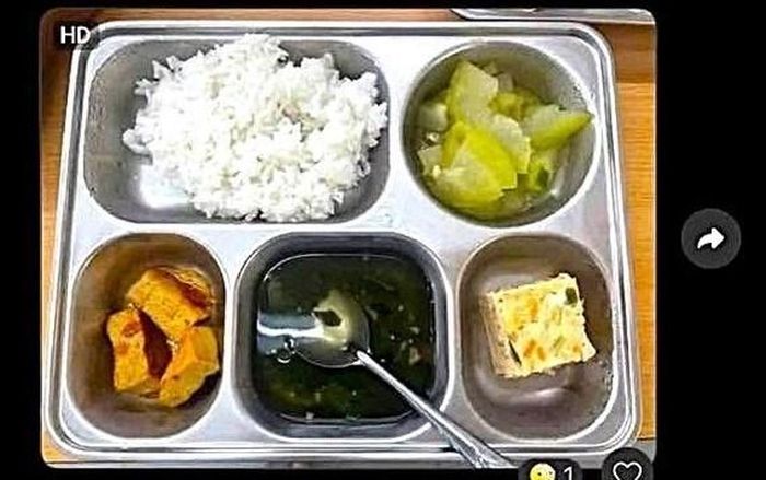 Hình ảnh suất ăn bán trú tại Trường Tiểu học Hà Huy Tập 2 được chia sẻ lên mạng xã hội. Ảnh chụp màn hình