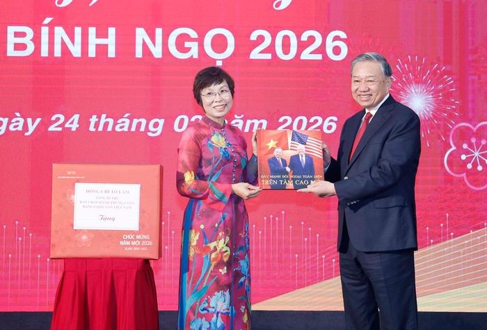 Tổng giám đốc TTXVN Vũ Việt Trang tặng Tổng Bí thư Tô Lâm cuốn sách ảnh do phóng viên Ban biên tập Ảnh thực hiện. Ảnh: Thống Nhất - TTXVN