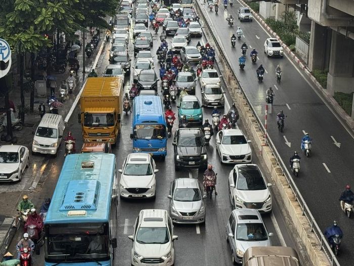 Ùn tắc kéo dài tại đường Nguyễn Trãi hướng vào nội đô. Ảnh: Quốc Lũy - TTXVN
