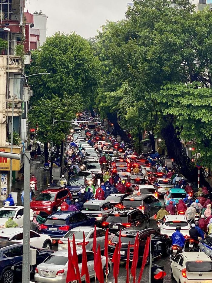 Dòng xe nối đuôi nhau trên phố Lò Đúc. Ảnh: Nhật Anh - TTXVN