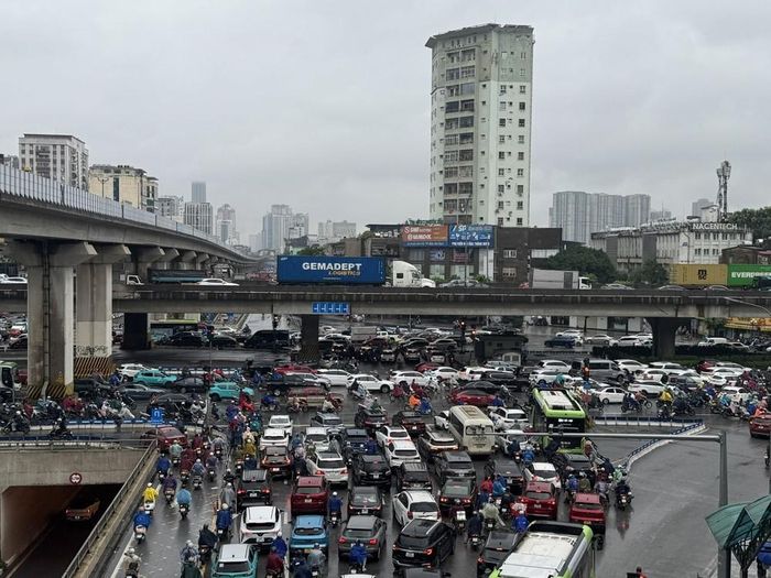 Tại các nút giao lớn, lượng ô tô, xe máy cùng phương tiện công cộng tăng cao vào giờ cao điểm, khiến dòng xe di chuyển chậm. Ảnh: Quốc Lũy - TTXVN