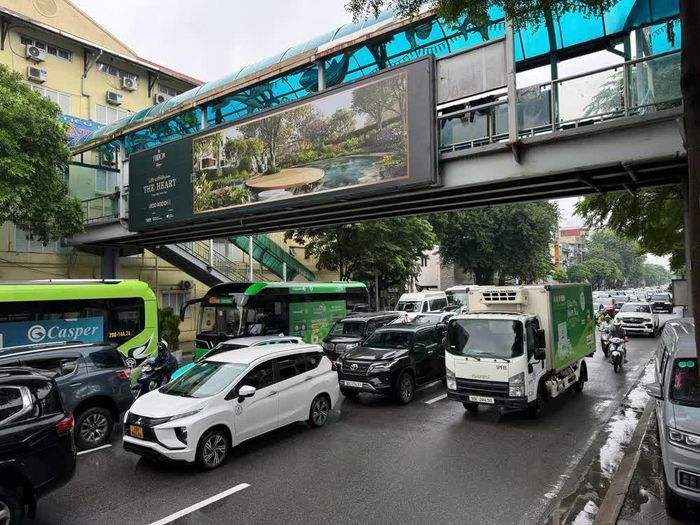 Phố Trần Nhật Duật đoạn hướng lên cầu Chương Dương, giao thông ùn tắc trong nhiều giờ. Ảnh: Quốc Khánh - TTXVN