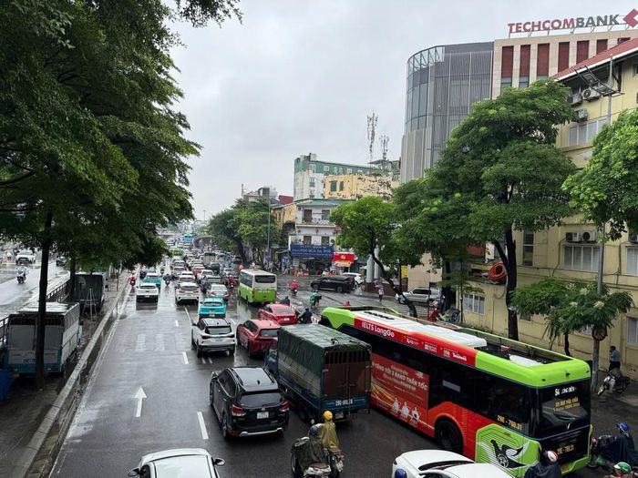 Phố Trần Nhật Duật đoạn hướng lên cầu Chương Dương, giao thông ùn tắc trong nhiều giờ. Ảnh: Quốc Khánh - TTXVN
