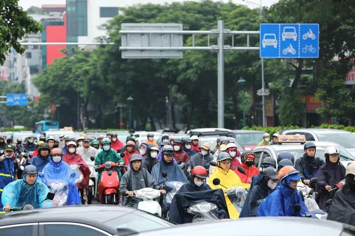 Các phương tiện giao thông gặp khó khăn vào sáng 15/9. Ảnh: Lê Đông - TTXVN