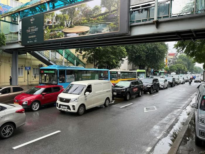 Phố Trần Nhật Duật đoạn hướng lên cầu Chương Dương, giao thông ùn tắc trong nhiều giờ. Ảnh: Quốc Khánh - TTXVN