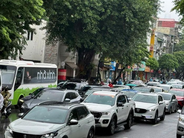 Phố Trần Nhật Duật đoạn hướng lên cầu Chương Dương, giao thông ùn tắc trong nhiều giờ. Ảnh: Quốc Khánh - TTXVN