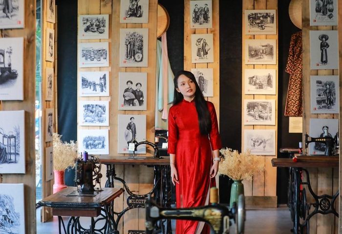 Trưng bày “Nét Hà thành - Câu chuyện Hà Nội qua tà áo dài” tái hiện những lát cắt Hà Nội truyền thống và hiện đại qua hành trình biến đổi của tà áo dài. Ảnh: Khánh Hòa - TTXVN
