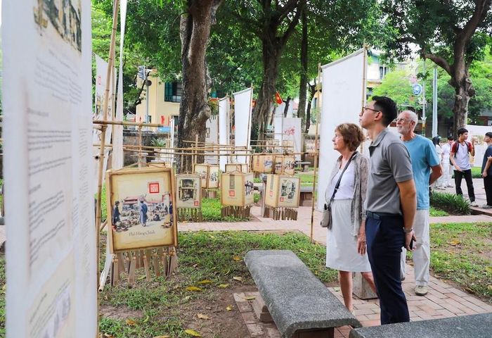 Du khách tham quan không gian trưng bày “Nét Kinh kỳ” tại Văn Miếu - Quốc Tử Giám. Ảnh: Khánh Hòa - TTXVN