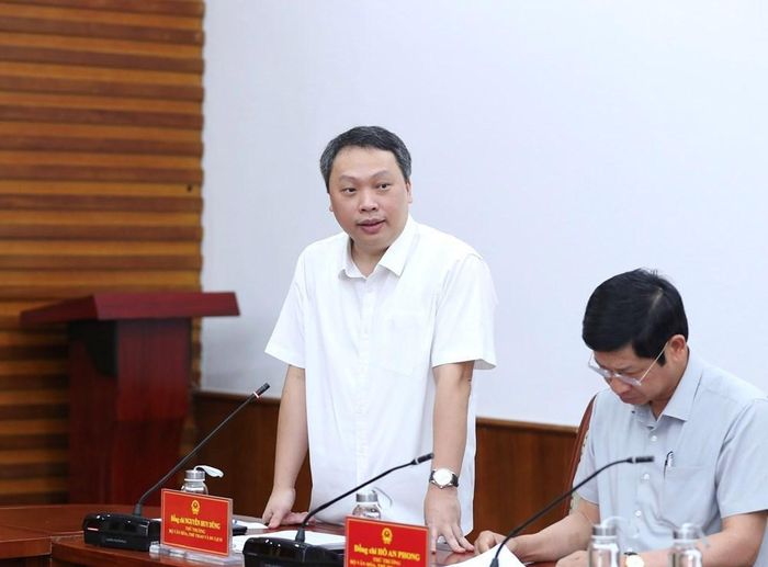 Ủy viên dự khuyết BCH Trung ương Đảng, Thứ trưởng Bộ VHTTDL Nguyễn Huy Dũng báo cáo chuyên đề triển khai các nhiệm vụ, giải pháp về khoa học công nghệ, đổi mới sáng tạo và chuyển đổi số trong các lĩnh vực của ngành VHTTDL tại cuộc họp ngày 16/7