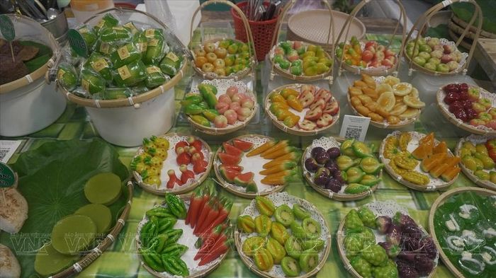 Hơn 100 gian hàng ẩm thực món ngon dân gian vùng miền của Việt Nam được giới thiệu đến công chúng thưởng thức tại Lễ hội Sắc màu văn hóa lần 2. Ảnh: Sơn Nghĩa/Báo ảnh Việt Nam