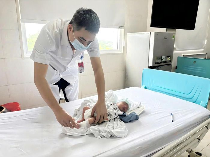 Bệnh nhi được bác sĩ thăm khám trước khi xuất viện. Ảnh: BVCC