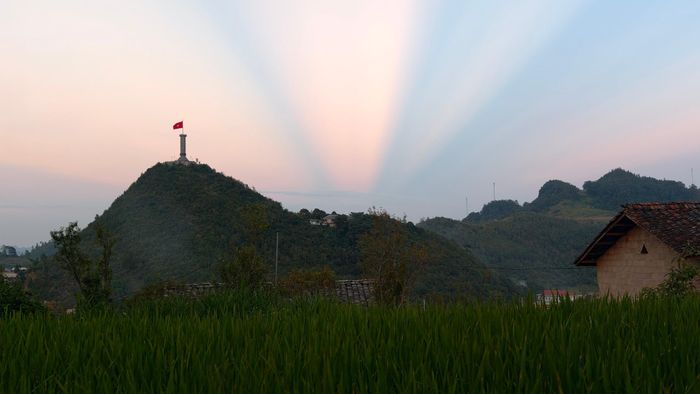  Cột cờ Lũng Cú, nhìn từ Lô Lô Chải. Ảnh: Huy Thông 