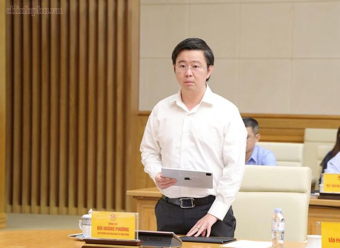 Thứ trưởng Bộ KH&CN Bùi Hoàng Phương báo cáo một số điểm đổi mới trong Khung kiến trúc tổng thể quốc gia số - Ảnh: chinhphu.vn/Gia Huy