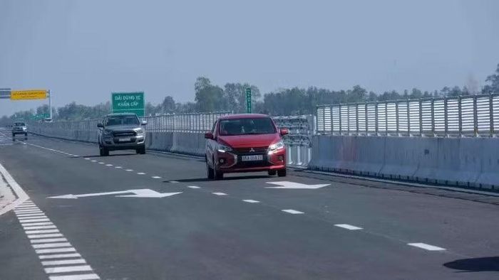 Ô-tô lưu thông trên cao tốc Cần Thơ-Cà Mau. (Ảnh: Báo Nhân Dân)