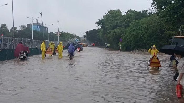 Cán bộ Xí nghiệp thoát nước số 5 ứng trực trên phố Đàm Quang Trung. (Ảnh: Đơn vị cung cấp)