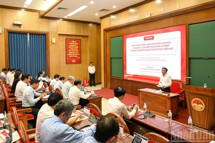 Thường trực Ban Bí thư Trần Cẩm Tú trao đổi và truyền đạt chuyên đề.