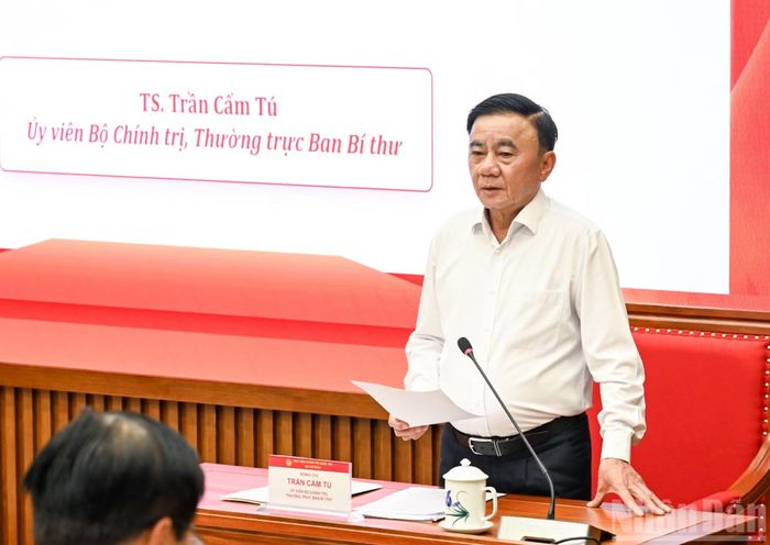 Thường trực Ban Bí thư Trần Cẩm Tú trao đổi và truyền đạt chuyên đề.