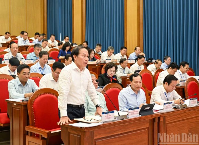 Phó Thủ tướng Chính phủ Lê Tiến Châu phát biểu tại lớp học.