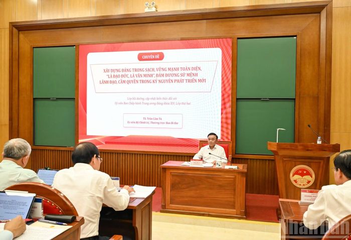 Thường trực Ban Bí thư Trần Cẩm Tú trao đổi và truyền đạt Chuyên đề: Xây dựng Đảng trong sạch, vững mạnh toàn diện, “là đạo đức, là văn minh”, đảm đương sứ mệnh lãnh đạo, cầm quyền trong kỷ nguyên phát triển mới.