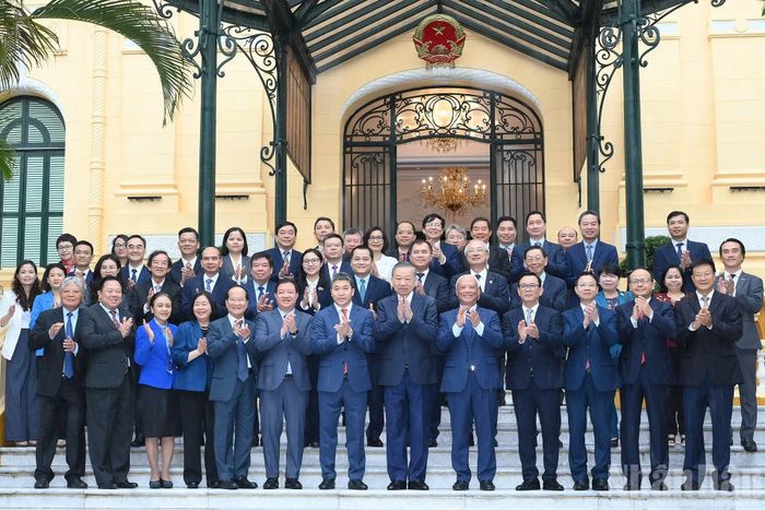Tổng Bí thư, Chủ tịch nước Tô Lâm với Ban Chấp hành Liên hiệp các tổ chức hữu nghị Việt Nam khóa VII và các đại biểu.