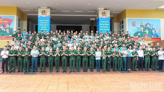 Các đại biểu dự hội nghị chụp hình lưu niệm. (Ảnh: CÔNG VINH)