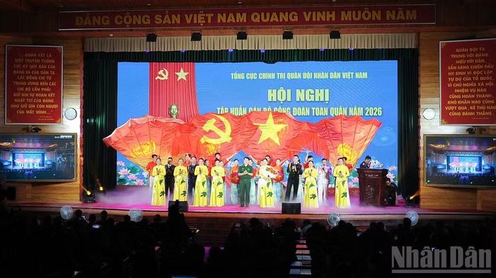 Đại tá Nguyễn Hồng Lợi, Trưởng ban Công đoàn Quốc phòng tặng hoa Đoàn Văn công Quân khu 5. (Ảnh: CÔNG VINH)
