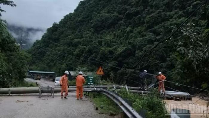 Mưa lớn gây đổ cột trung thế số 26 đường dây 376E29.2 tại thôn Trống Là, xã Khao Mang, làm gián đoạn cung cấp điện cho 88 trạm biến áp.