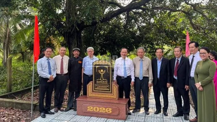 Cây Thị cổ thụ tại Đình Phú Tự được công nhận là cây Di sản Việt Nam. (Ảnh: HOÀNG TRUNG)