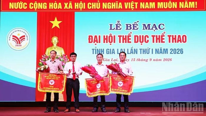 Tặng cờ, hoa cho các đơn vị nhất, nhì, ba toàn đoàn khối các xã. (Ảnh: PHÚC THẮNG)