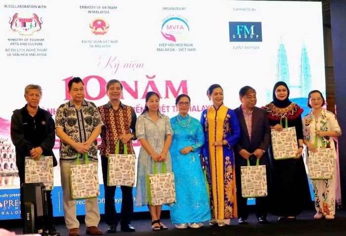 Ban tổ chức và các đại biểu chụp ảnh kỷ niệm.(Ảnh: Đại sứ quán Việt Nam tại Malaysia cung cấp)