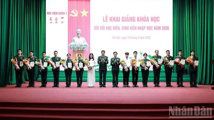 Lãnh đạo Học viện Quân y tuyên dương, tặng quà 14 học viên, sinh viên có kết quả đầu vào đạt 30 điểm năm 2026 tại lễ khai giảng. (Ảnh: ĐỖ THOA)