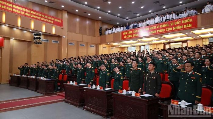 Các đại biểu dự Lễ khai giảng năm học 2026-2027 thực hiện nghi thức chào cờ.