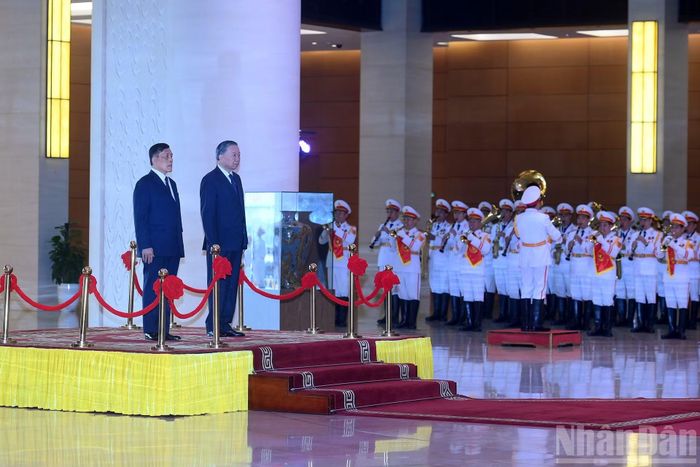 Tổng Bí thư, Chủ tịch nước Tô Lâm và Nhà vua Vương quốc Thái Lan Maha Vajiralongkorn Phra Vajiraklaochaoyuhua nghe Quân nhạc cử Quốc thiều hai nước.