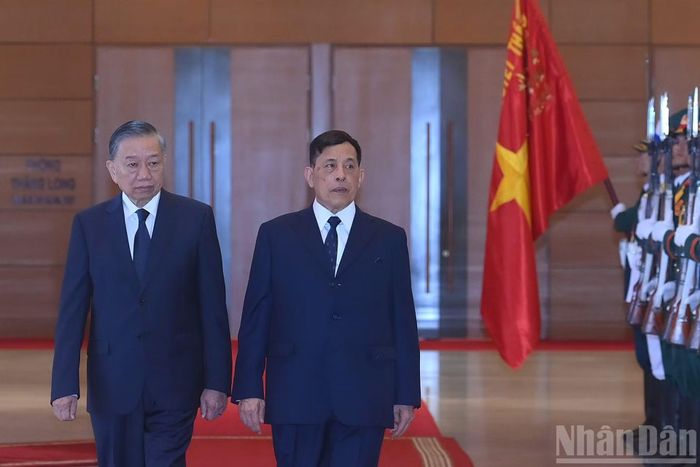 Tổng Bí thư, Chủ tịch nước Tô Lâm và Nhà vua Vương quốc Thái Lan Maha Vajiralongkorn Phra Vajiraklaochaoyuhua duyệt Đội danh dự Quân đội nhân dân Việt Nam tại Lễ đón.