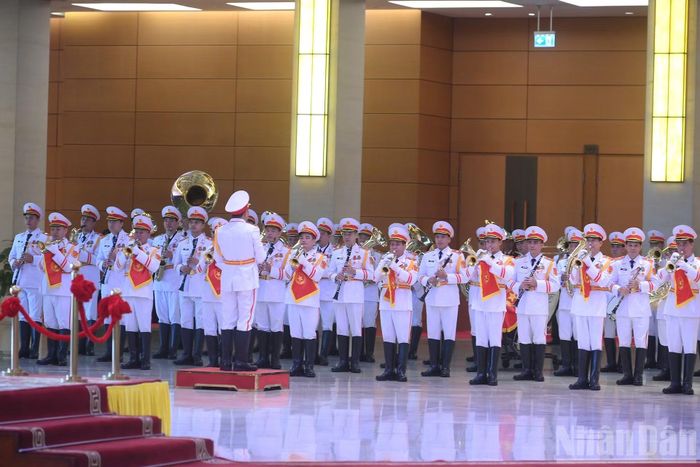 Quân nhạc cử Quốc thiều hai nước.
