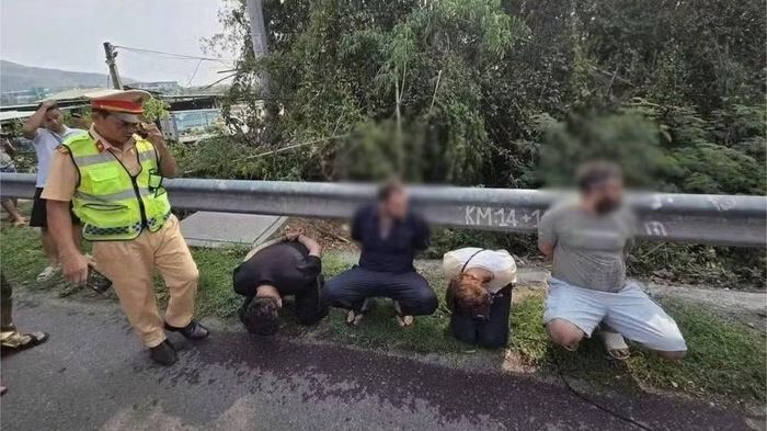 Nhóm đối tượng nước ngoài liên quan đến vụ việc lấy kiềng vòng vàng tại phường Sông Cầu, tỉnh Đắk Lắk. (Ảnh: CTV)