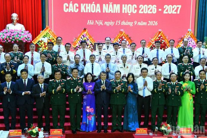  Thủ tướng Chính phủ Lê Minh Hưng với các đại biểu tham dự Lễ khai giảng tại Học viện Quốc phòng. (Ảnh: THANH GIANG) 