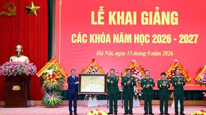  Thủ tướng Chính phủ Lê Minh Hưng tặng quà lưu niệm cho Học viện Quốc phòng. (Ảnh: Tuấn Huy/Báo Quân đội nhân dân) 